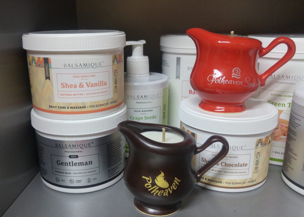 Zestaw kosmetyków do masażu – masła shea, oliwki, balsamy oraz świece do masażu